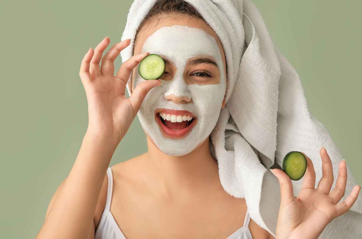 Blog o prednostima redovnog korišćenja maski za lice u nedeljnoj rutini nege kože. Prikazuje koristi od dubokog čišćenja, hidratacije, obnavljanja i osvetljivanja kože, uz savete o tome kako odabrati pravu masku i važnost samopomoći i smanjenja stresa.