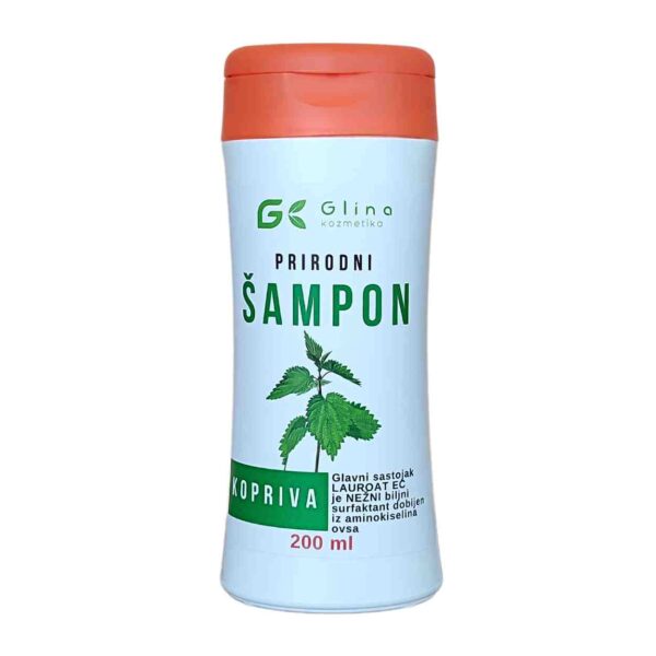Prirodni šampon Kopriva sa dodatkom limuna, prikazan u zelenoj ambalaži sa slikom, ističući svoje blagotvorne sastojke i prirodnu formulu bez hemikalija, idealan za masnu kosu i svakodnevnu upotrebu.