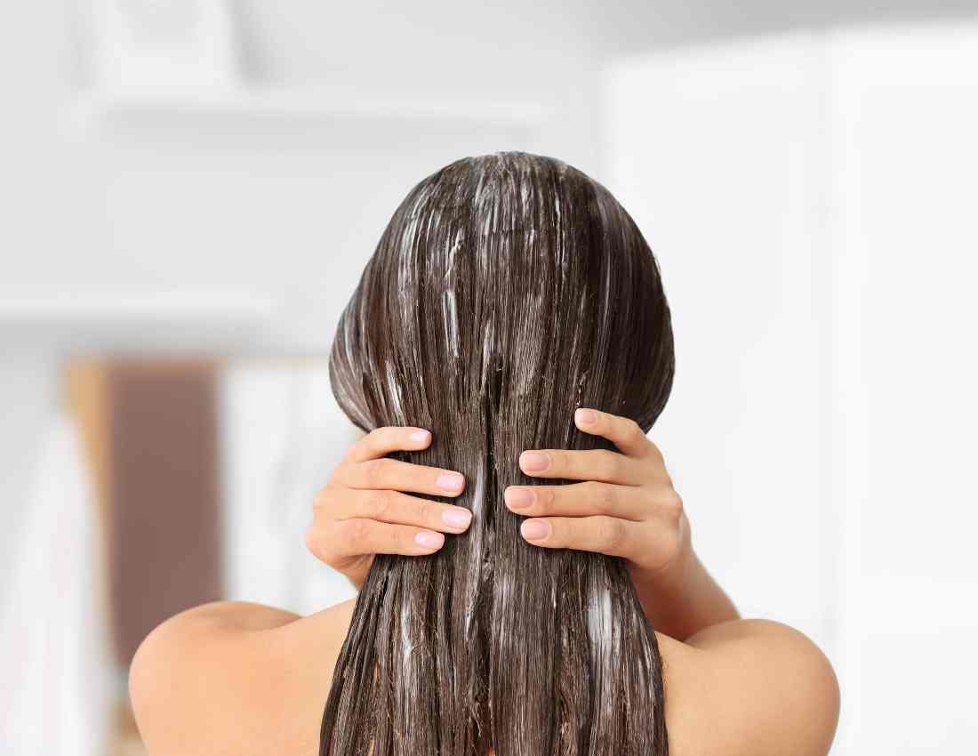 Prirodni regenerator za kosu napravljen kod kuće sa sastojcima kao što su maslinovo ulje, med, jabukovo sirće, i limunovo ulje, pružaju dubinsku hidrataciju i obnovu za suvu i oštećenu kosu.